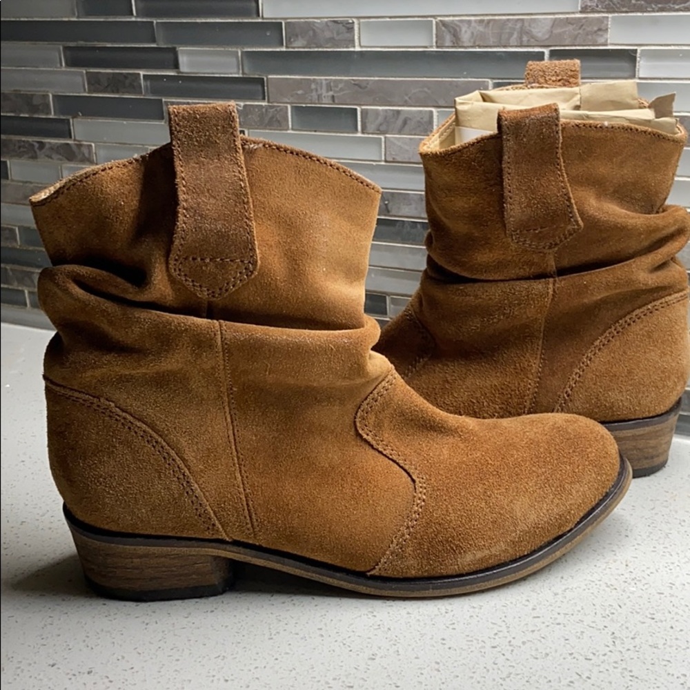 Brown suede Dingo boots